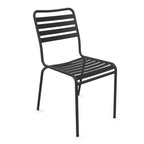 Moderner Stapelstuhl aus Metall in Anthrazit mit horizontalen Lamellen, perfekt für Garten und Terrasse.