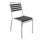 Moderne Aluminium Gartenstuhl mit schwarzen Kunststoffstreifen, stapelbar und wetterfest für Terrasse und Balkon.