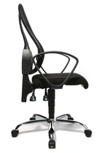 Schwarzer Bürostuhl mit Netzrücken, Armlehnen und Chromgestell – ergonomischer City-Drehstuhl seitlich