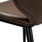 Detailansicht Stuhl Cloud Chair Major in Braun Kunstleder mit schwarzen Metallbeinen – Nahaufnahme Polsternaht