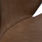Detailaufnahme der braunen Kunstleder-Naht des Cloud Chair Major mit schwarzen Metallbeinen