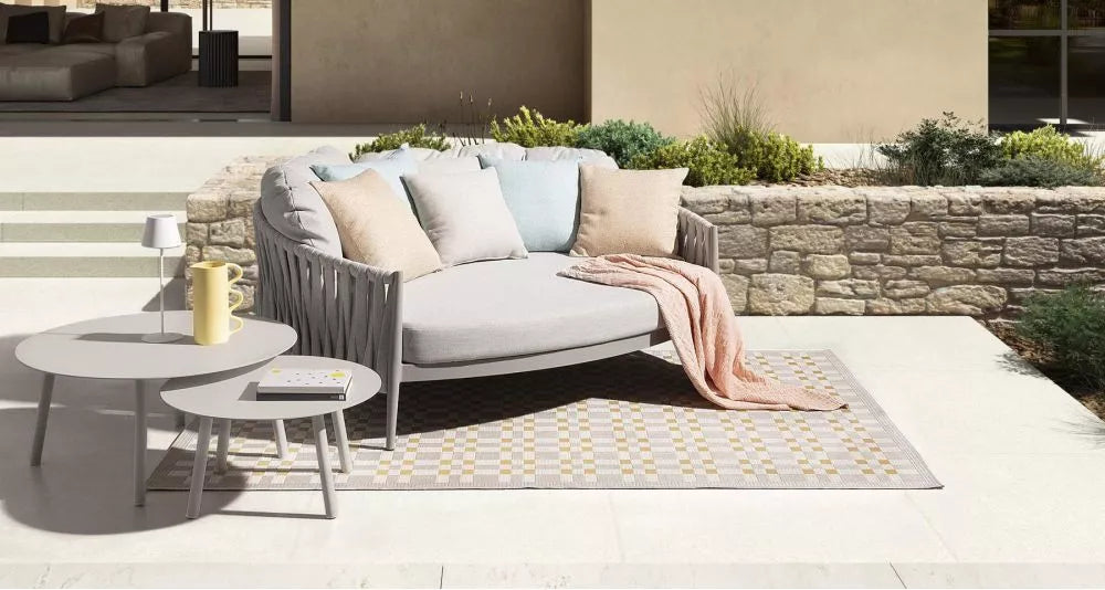 Daybed Jacinta Kauer Trend Möbelmarkt - Moderne Gartenmöbel mit Loungesofa, Kissen und Beistelltisch auf Terrasse.