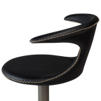 Detailaufnahme Barhocker Flair schwarz Leder mit cremefarbener Kreuzstichnaht und gebürstetem Stahl-Gasliftsockel