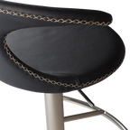 Barhocker Flair Detail: schwarzes Leder mit beiger Kreuzsteppnaht und verchromtem Gasliftsockel aus gebürstetem Stahl