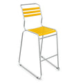 Moderner Barhocker aus Aluminium mit gelben Lamellen, stapelbar und pflegeleicht für Innen- und Außenbereich.