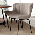 Glam Stuhl in Pebble-Beige Bouclé-Stoff mit schwarzen Metallbeinen an einem Holztisch