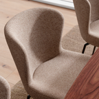 Glam Stuhl in Pebble Earth Bouclé-Stoff mit schwarzen Metallbeinen an Holztisch, Detailansicht