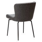 Glam Stuhl in Pebble Grey Bouclé-Stoff mit schwarzen Metallbeinen – Rückansicht im 3/4-Winkel