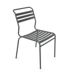 Moderner Stapelstuhl aus Metall in Graphit - robuster Outdoor- und Indoorstuhl mit Lamellensitz