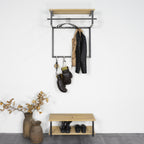 Wandgarderobe mit Holzablage und Metallrahmen, Schuhbank, Jacken und Boxhandschuhe in modernem Eingangsbereich