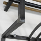 Detailaufnahme Metallgestell Bett mit schwarzem Stahlrahmen und Holzlatten, robuste Schweissnaht Nahaufnahme