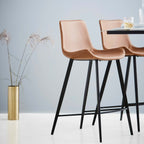 Hype Barhocker in Vintage Hellbraun mit schwarzen Metallbeinen an einem modernen Bartisch