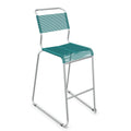 Moderner Barhocker mit türkisem Sitzfläche und Aluminium-Gestell, stapelbar, perfekt für Küche und Outdoor.