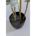Künstliche Alocasia Pflanze mit mehreren Stämmen in schwarzem Kunststofftopf mit dunkler Erde, Detailansicht