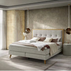Modernes Boxspringbett in Hellgrau mit Holzrahmen und gepolstertem Kopfteil im eleganten Schlafzimmer