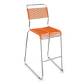 Moderner Barhocker mit orangem Sitzgurt und silbernem Metallgestell – stapelbarer Designerstuhl für Küche und Bar.