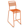 Moderner Hochstuhl in Orange mit stabiler Stahlrohrkonstruktion und Seilbespannung