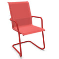 Roter Freischwinger-Sessel mit Armlehnen und modernem Design aus Metall und Textil.