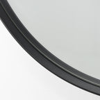 Runder Wandspiegel mit schwarzem Metallrahmen, Detailaufnahme der Rahmenstruktur und Spiegelkante