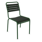 Grüner Metallstuhl aus Stahl mit Lamellensitz und Rückenlehne, modernes Design für Garten und Terrasse.