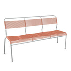 Moderne Terracotta-Gartenbank mit Metallrahmen und Kunststoffstreben, 3-Sitzer Outdoor-Sitzmöbel.