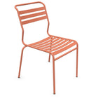 Terracotta Metallstuhl mit Lamellensitz - modernes Design für Innen- und Außenbereich