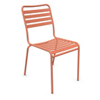 Moderner Stapelstuhl aus Metall in Terracotta, minimalistisches Design für Garten und Balkon.