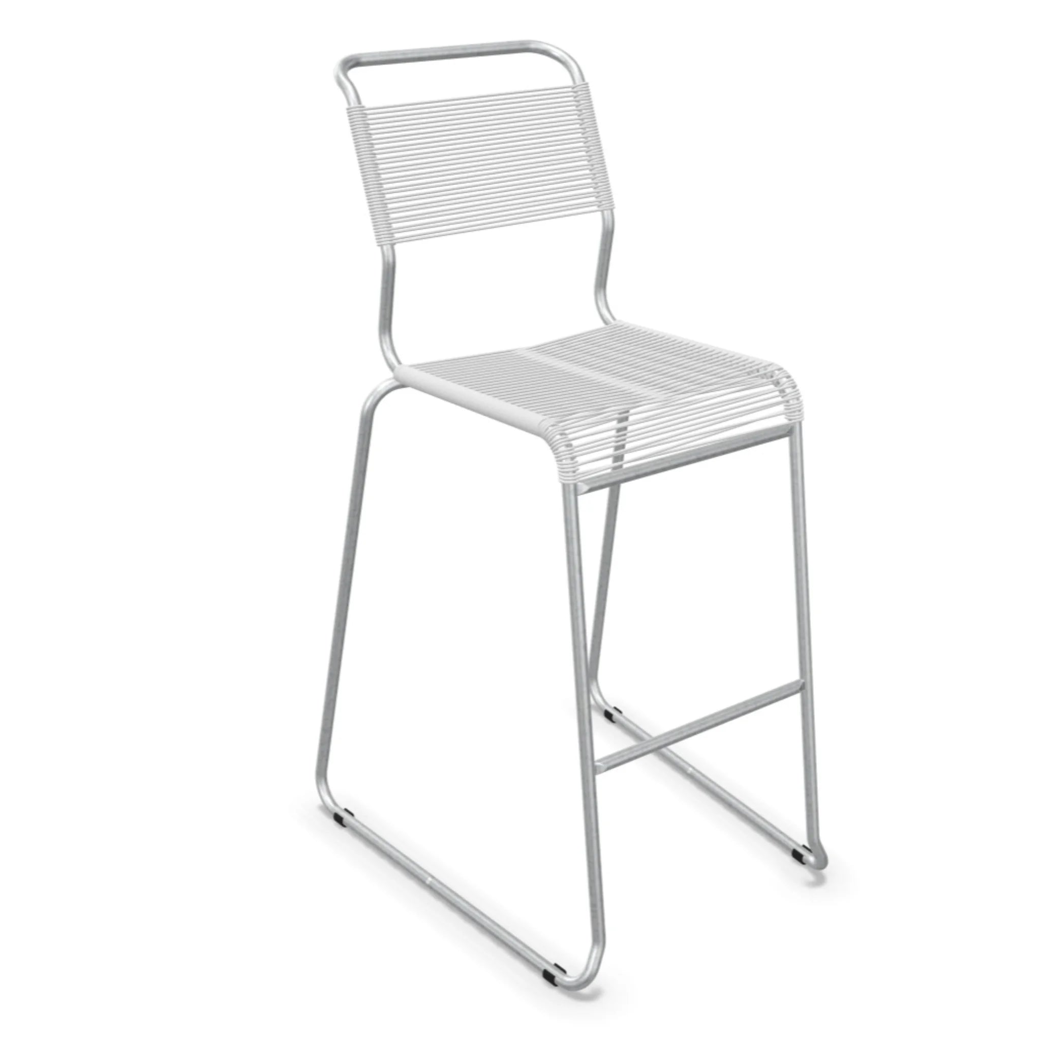 Moderner Barhocker mit Aluminium-Rahmen und weißen Kunststoffstreifen, stapelbar und robust.