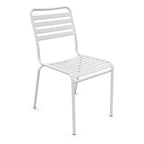 Moderne weiße Aluminium-Stapelstuhl mit horizontalen Streben, ideal für Garten und Terrasse.