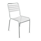 Moderner Aluminium Gartenstuhl in Weiß mit horizontalen Lamellen, stapelbar und pflegeleicht für Terrasse und Balkon.