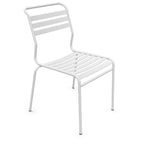 Weiße Aluminium-Gartenstuhl mit horizontalen Streben, stapelbar und wetterfest für Terrasse und Balkon.